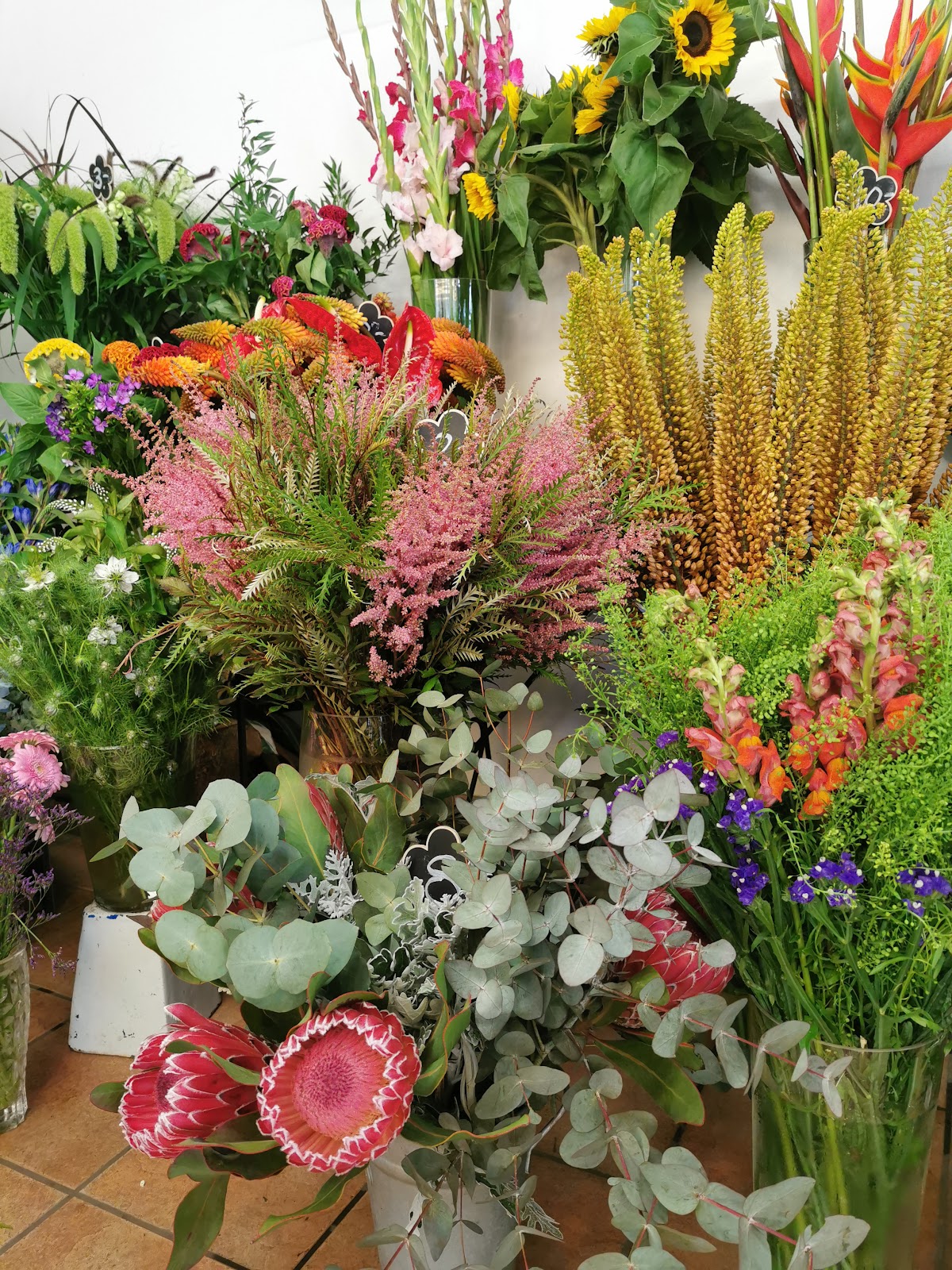 Abondance de fleurs fraîches de saison chez La Joconde, fleuriste à Neuchâtel
