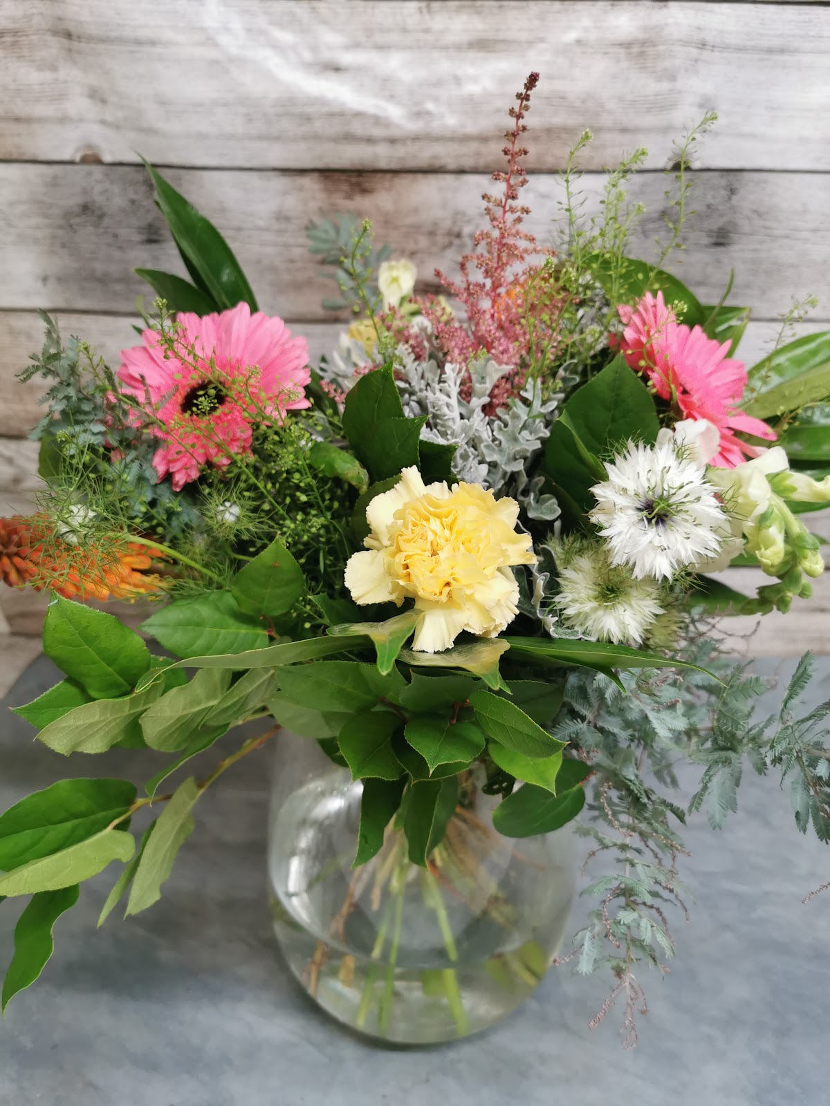Bouquet de fleurs fraîches mélangées dans un vase